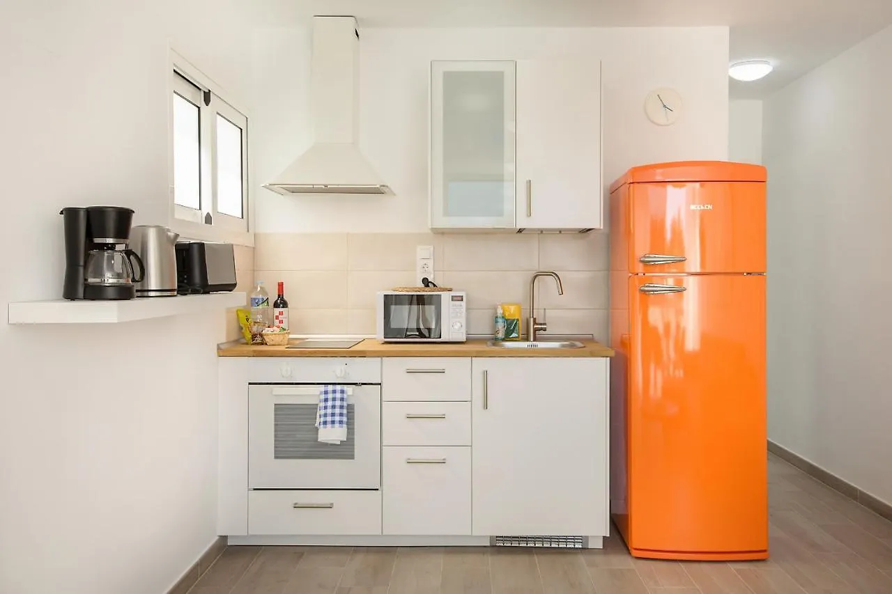 Orange Volcano Apartment, Free Access To The Fariones Sports Center Puerto del Carmen  0*, Puerto del Carmen (Lanzarote)